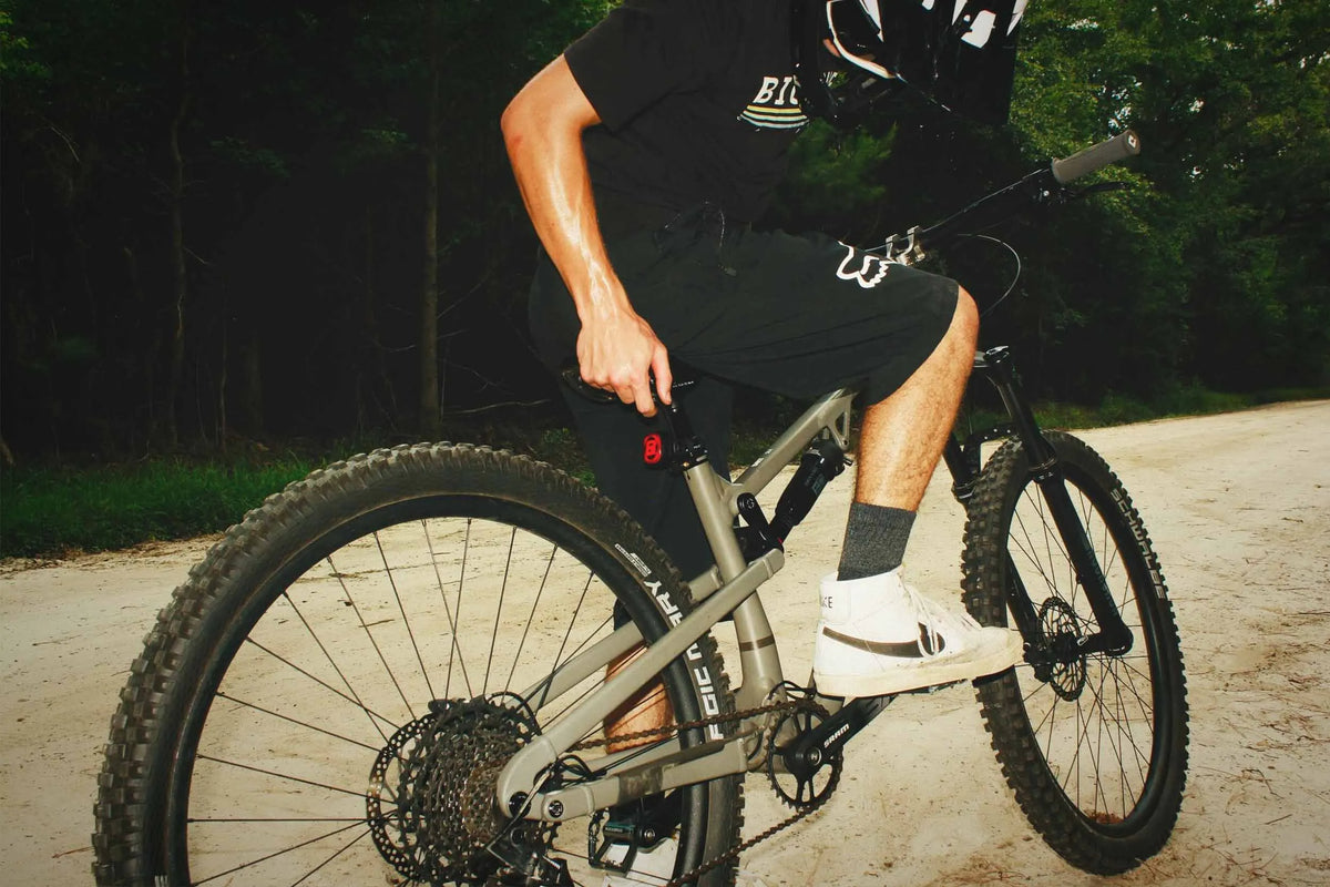 **文件名:** `bike-front-and-rear-lights-for-night-riding.webp` **Alt 标签:** `Bike equipped with front and rear lights for riding at night`