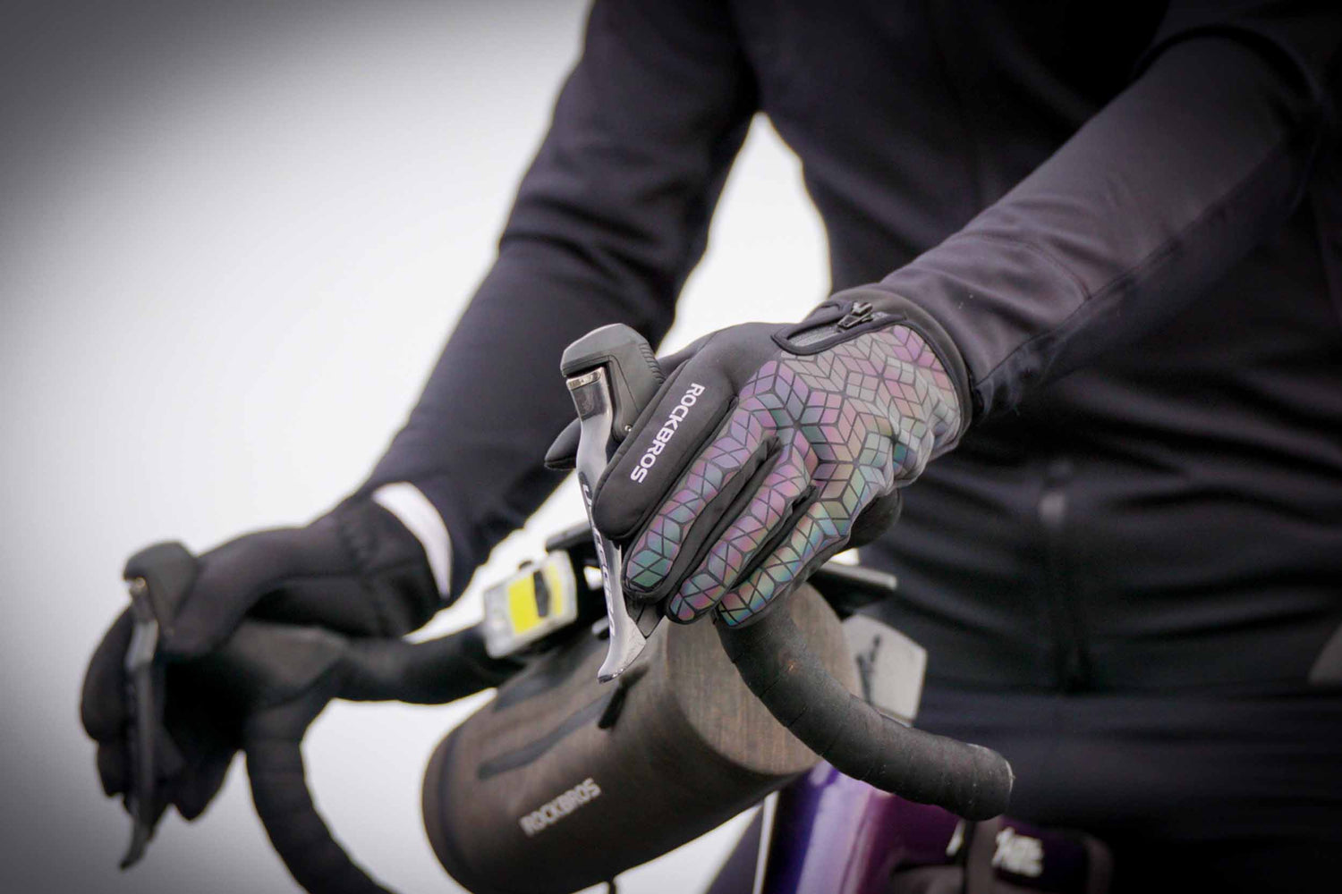 Thermal liner gloves and windproof outer shell for effective cycling hand warmth in freezing temperatures.
