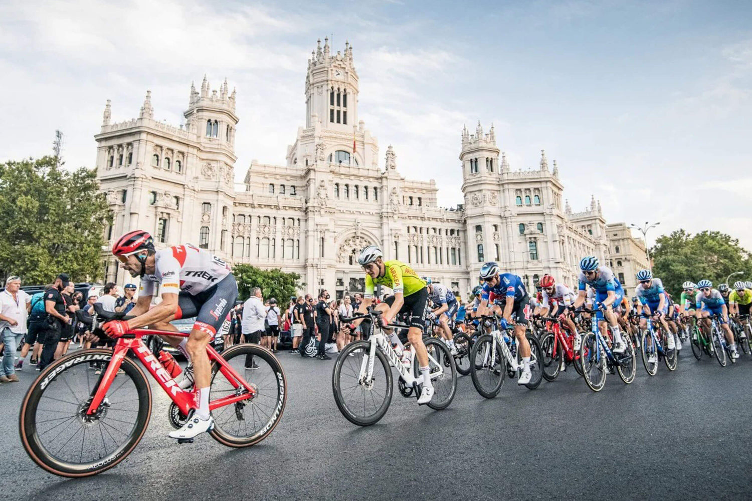 Cyclists racing in extreme summer heat during La Vuelta 2026, highlighting the challenges of hot weather cycling