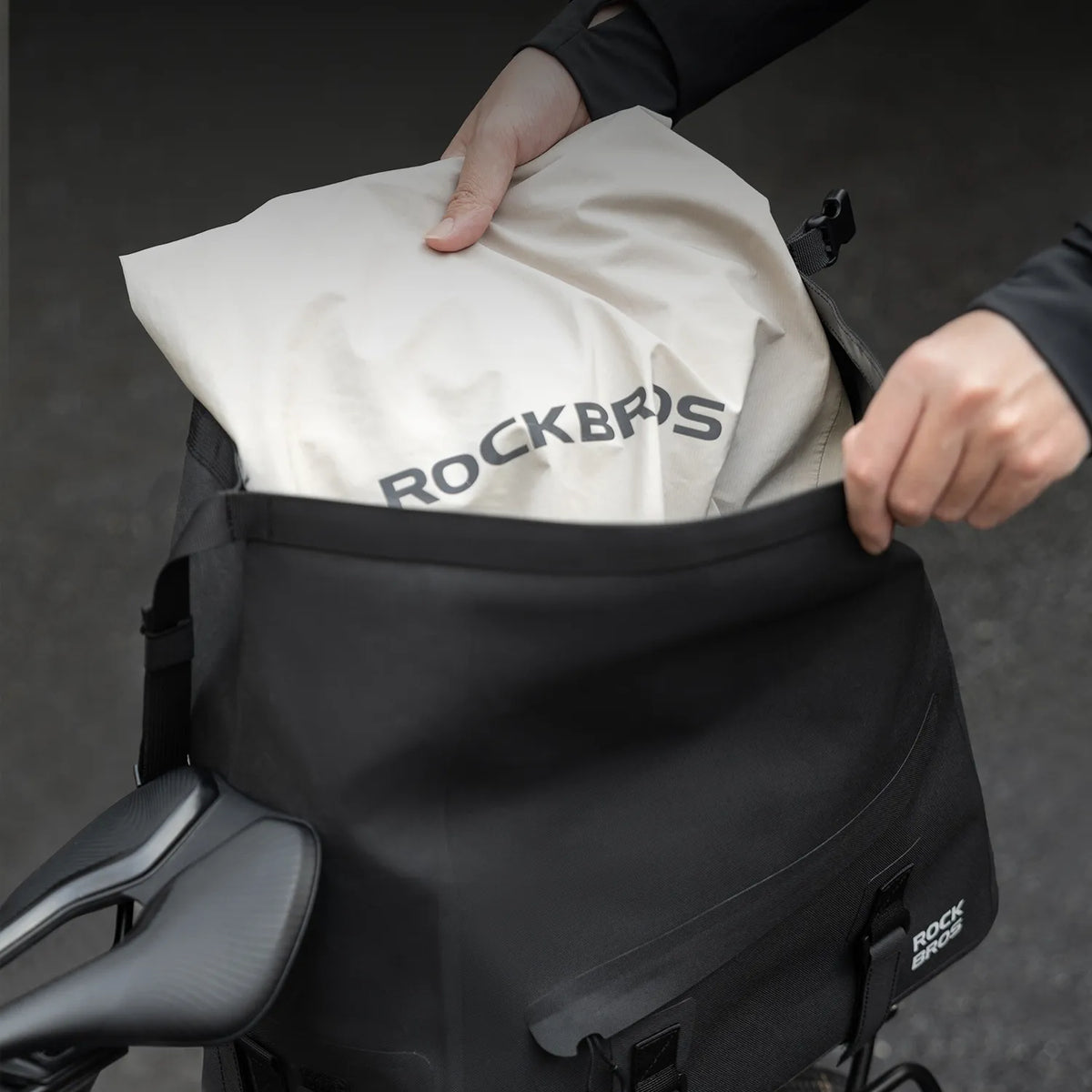 16L bike rack bag with spacious storage for daily commuting essentials