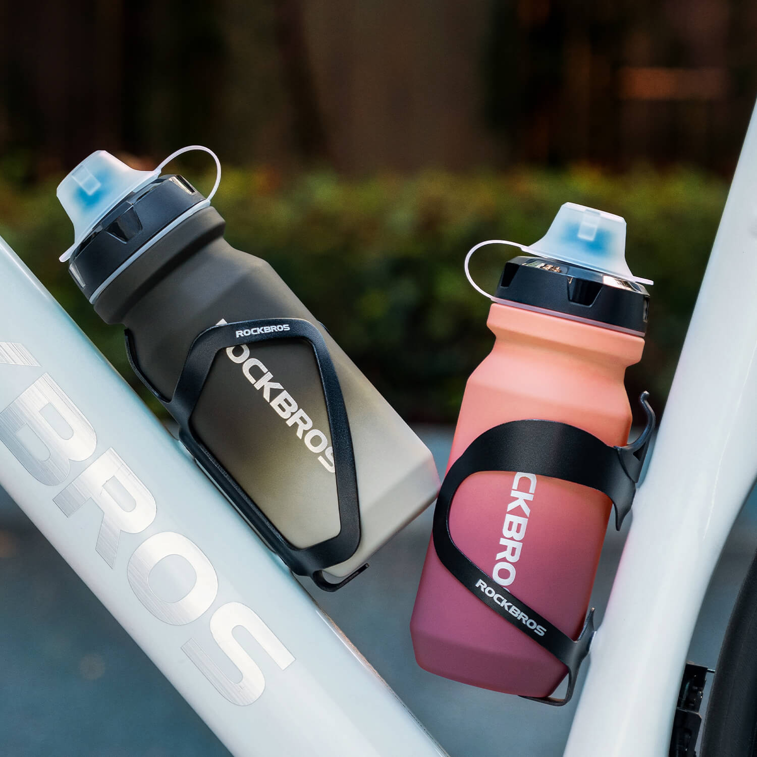 ROCKBROS 750ml bike water bottle featuring skin-feeling grip and leakproof pull-top lid
#Color_Gradient Gray White (600ml)