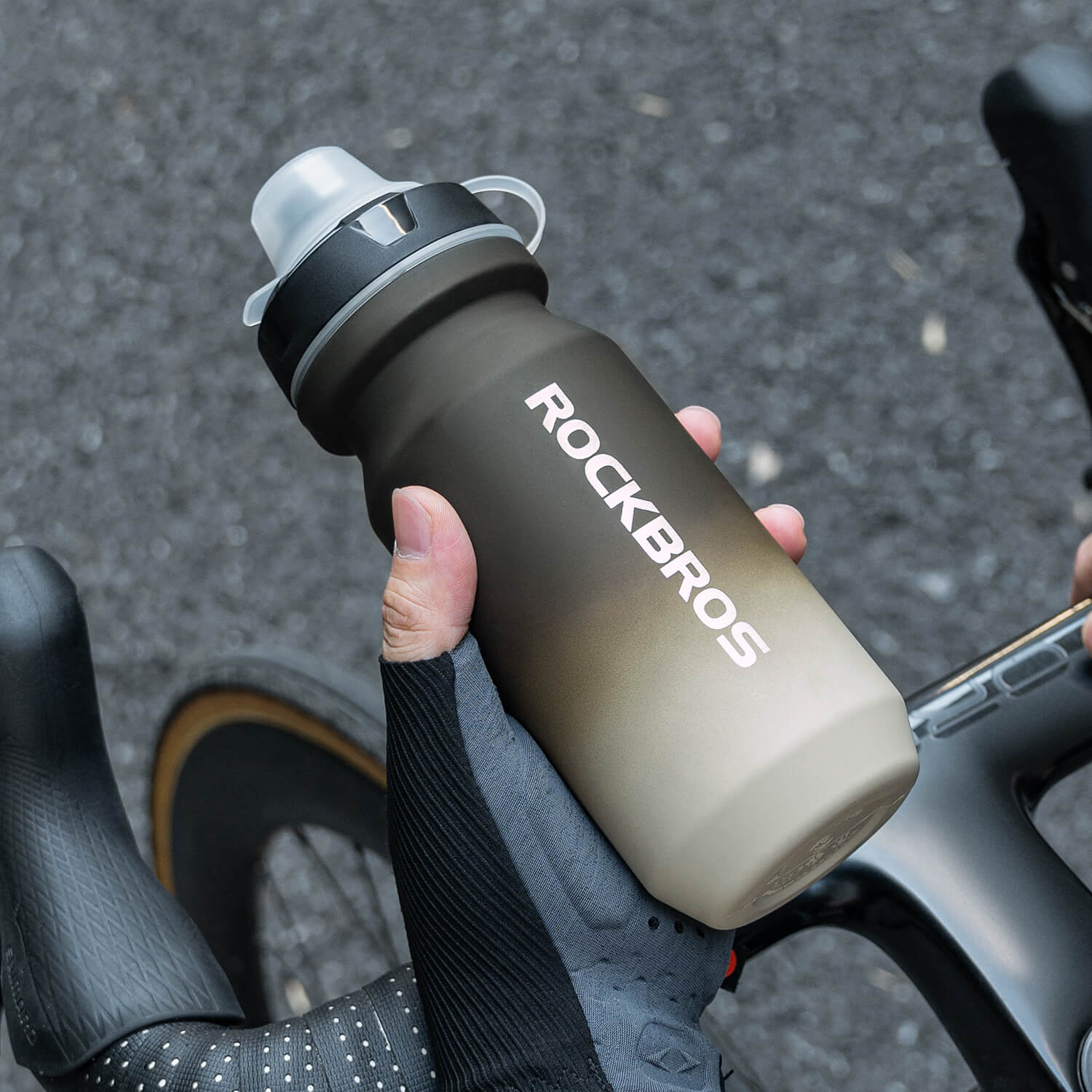 ROCKBROS 750ml bike water bottle featuring skin-feeling grip and leakproof pull-top lid
#Color_Gradient Gray White (600ml)