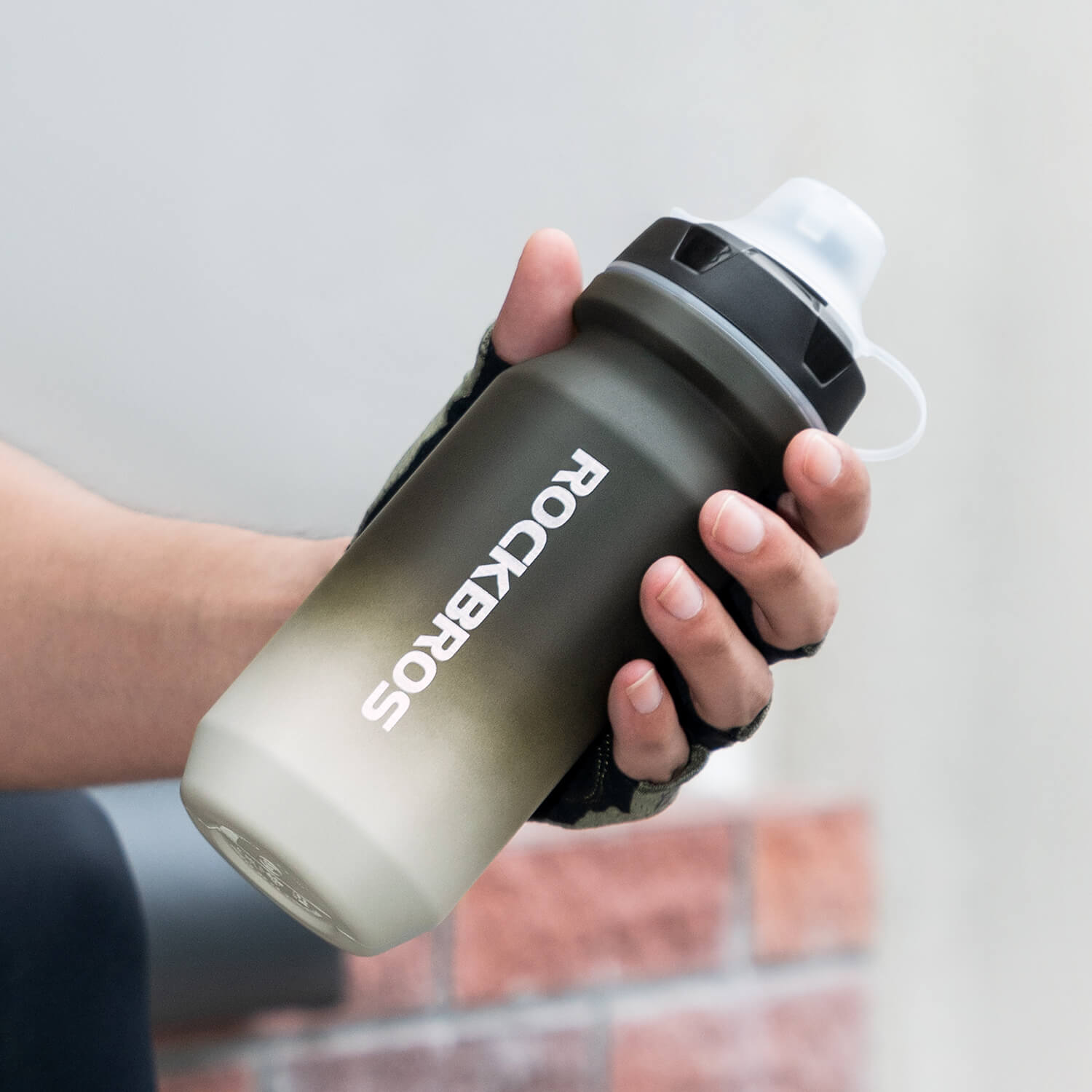 ROCKBROS 750ml bike water bottle featuring skin-feeling grip and leakproof pull-top lid
#Color_Gradient Gray White (600ml)