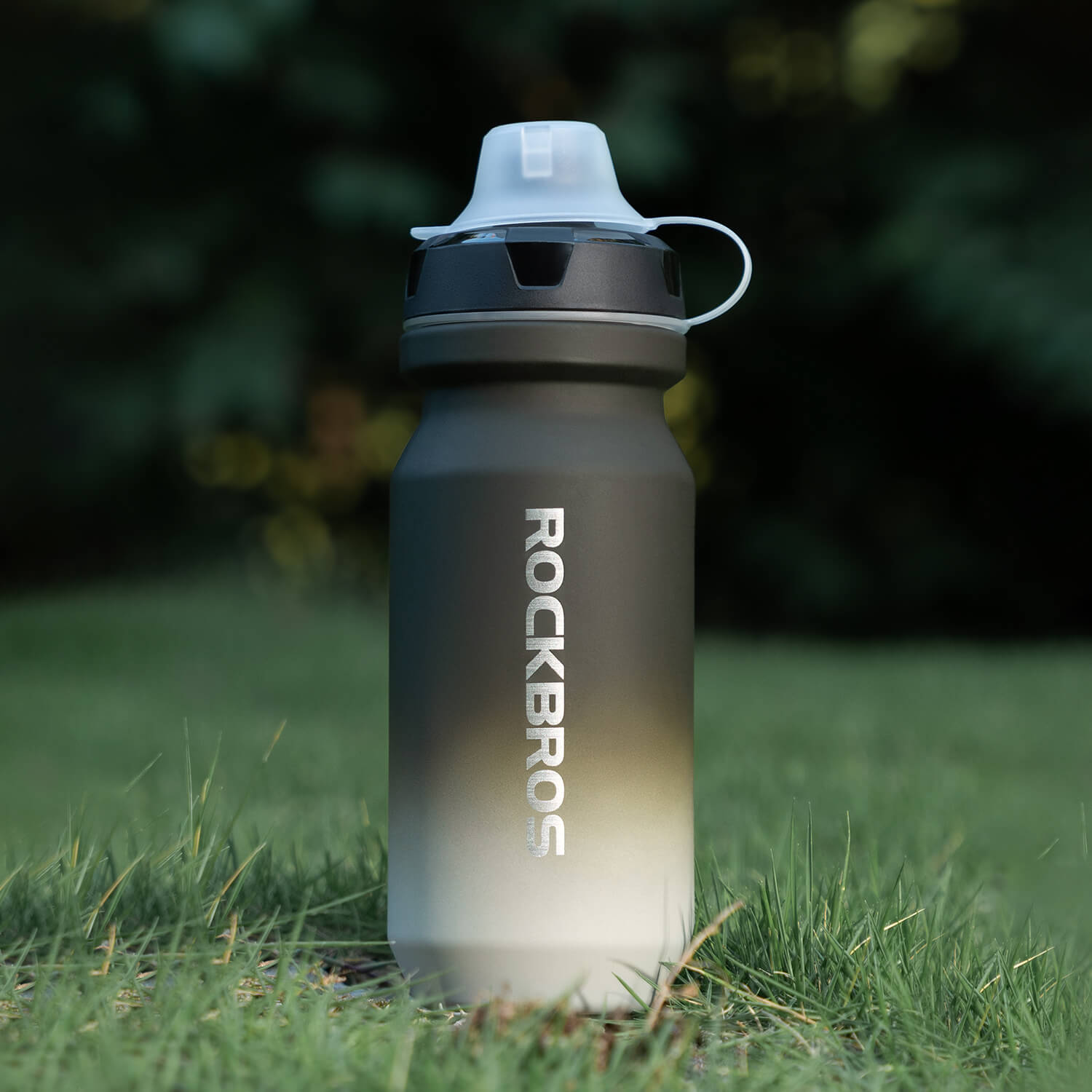 ROCKBROS 750ml bike water bottle featuring skin-feeling grip and leakproof pull-top lid
#Color_Gradient Gray White (600ml)