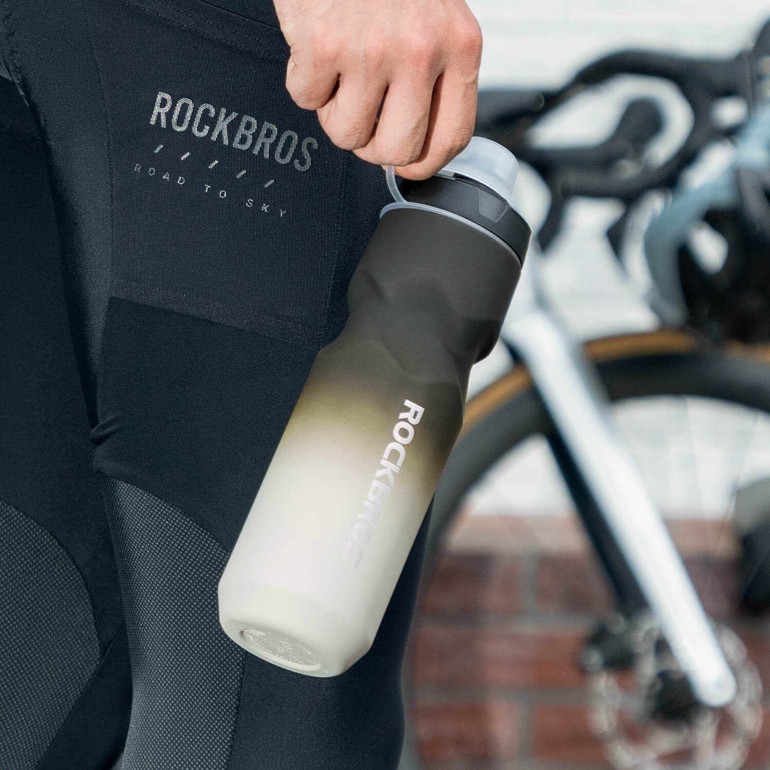 ROCKBROS 750ml bike water bottle featuring skin-feeling grip and leakproof pull-top lid
#Color_Gradient Gray White (750ml)