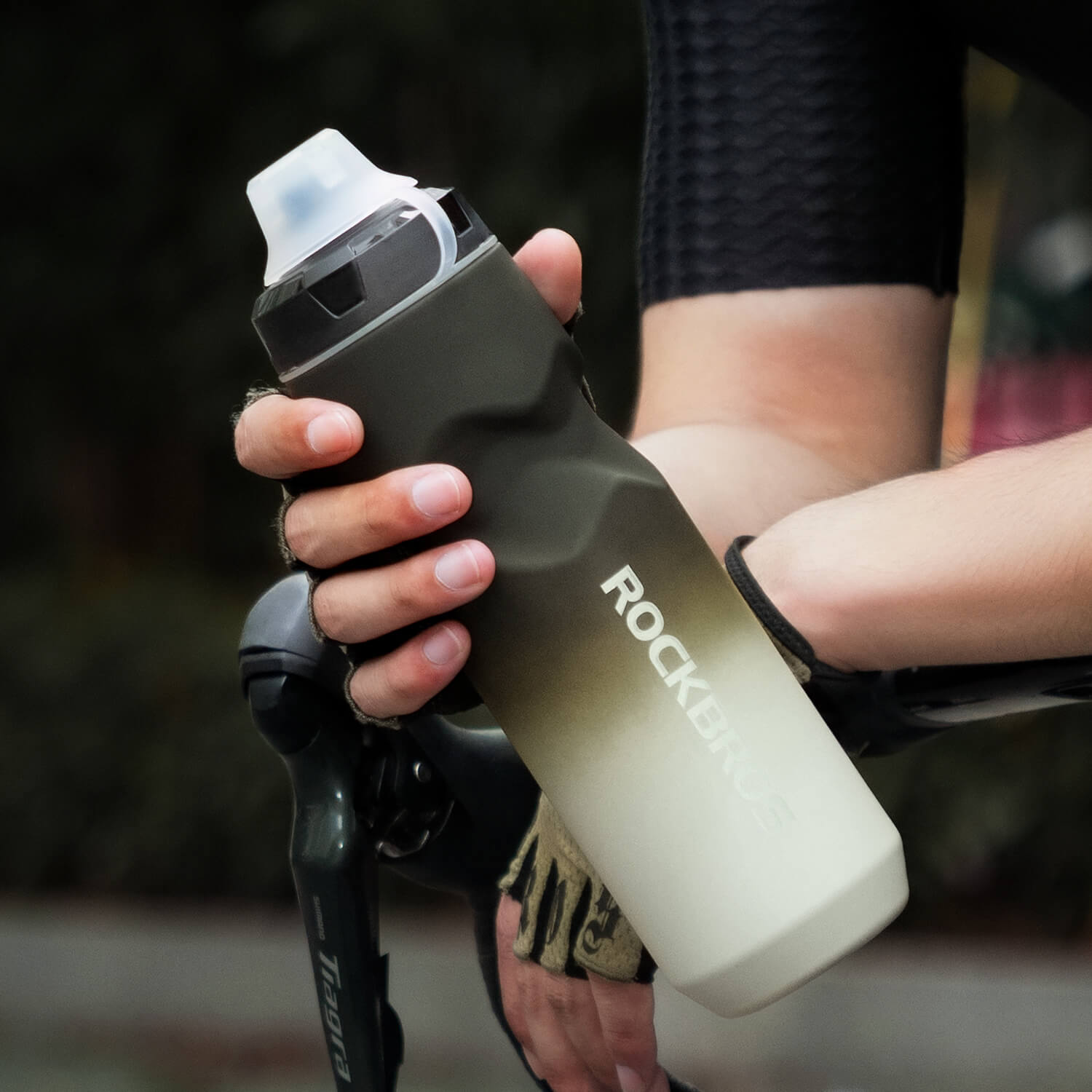 ROCKBROS 750ml bike water bottle featuring skin-feeling grip and leakproof pull-top lid
#Color_Gradient Gray White (750ml)