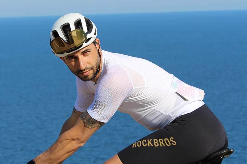 A male cyclist wearing ROCKBROS ROAD-TO-SKY diamond cycling jersey on the road