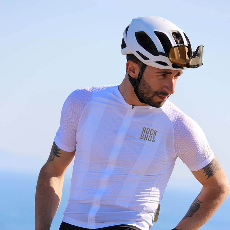 A male cyclist wearing ROCKBROS ROAD-TO-SKY diamond cycling jersey on the road