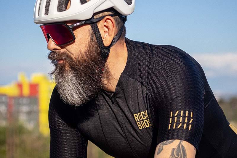 A male cyclist wearing ROCKBROS ROAD-TO-SKY diamond cycling jersey on the road