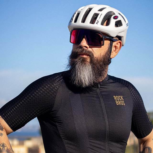 A male cyclist wearing ROCKBROS ROAD-TO-SKY diamond cycling jersey on the road