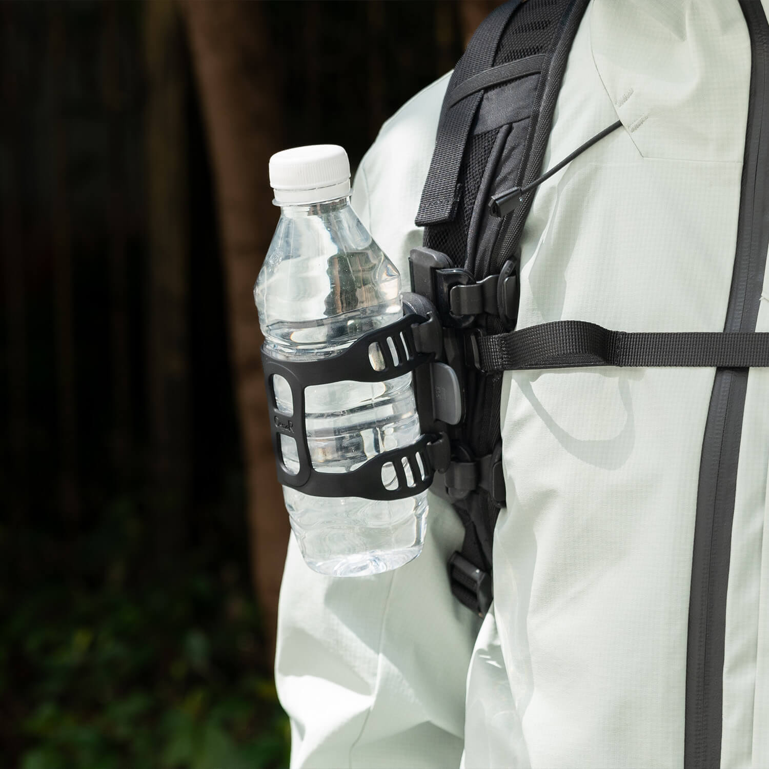 ROCKBROS magnetic bike bottle holder with strap and magnetic mount design for secure cycling hydration.