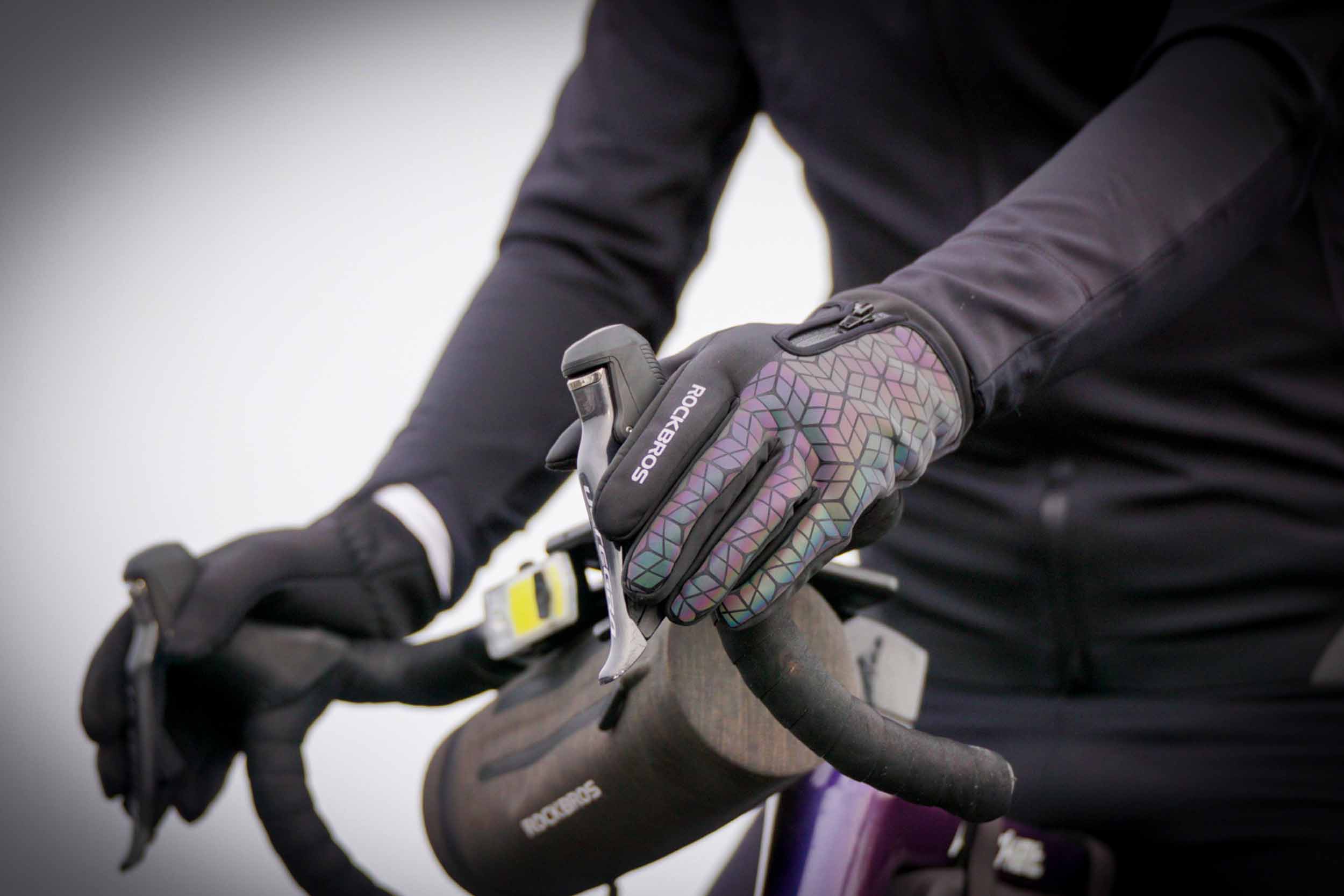 Thermal liner gloves and windproof outer shell for effective cycling hand warmth in freezing temperatures.