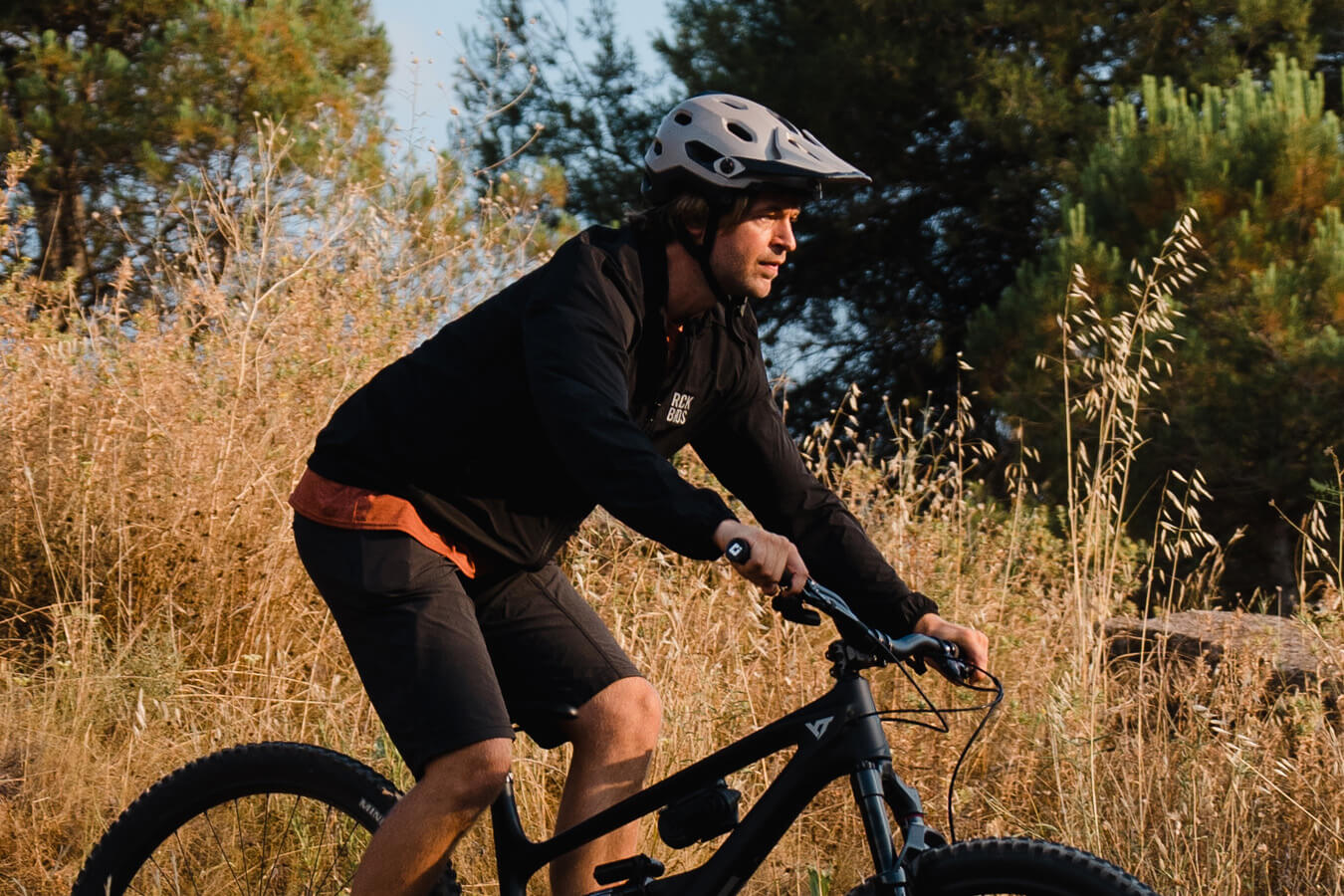 ROCKBROS Men’s Windproof Cycling Jacket, foldable and breathable for fall riding