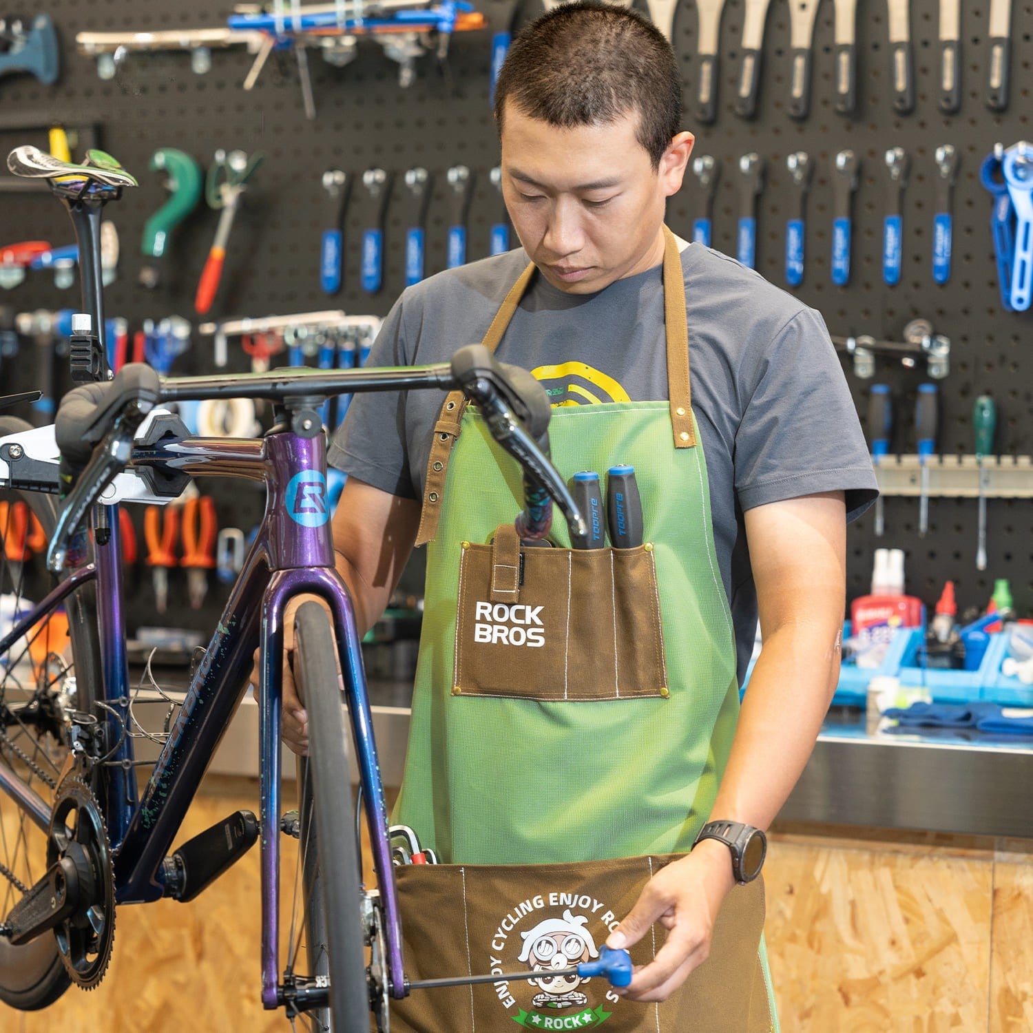 ROCKBROS waterproof work apron with multi-pocket storage for bicycle repair workshop